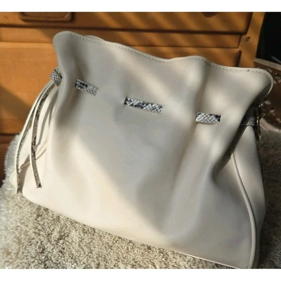 BADGLEY MISCHKA Faux Leather Cream Color Purse With Faux Snakeskin Trim ~ EUC~ - Picture 2 of 4